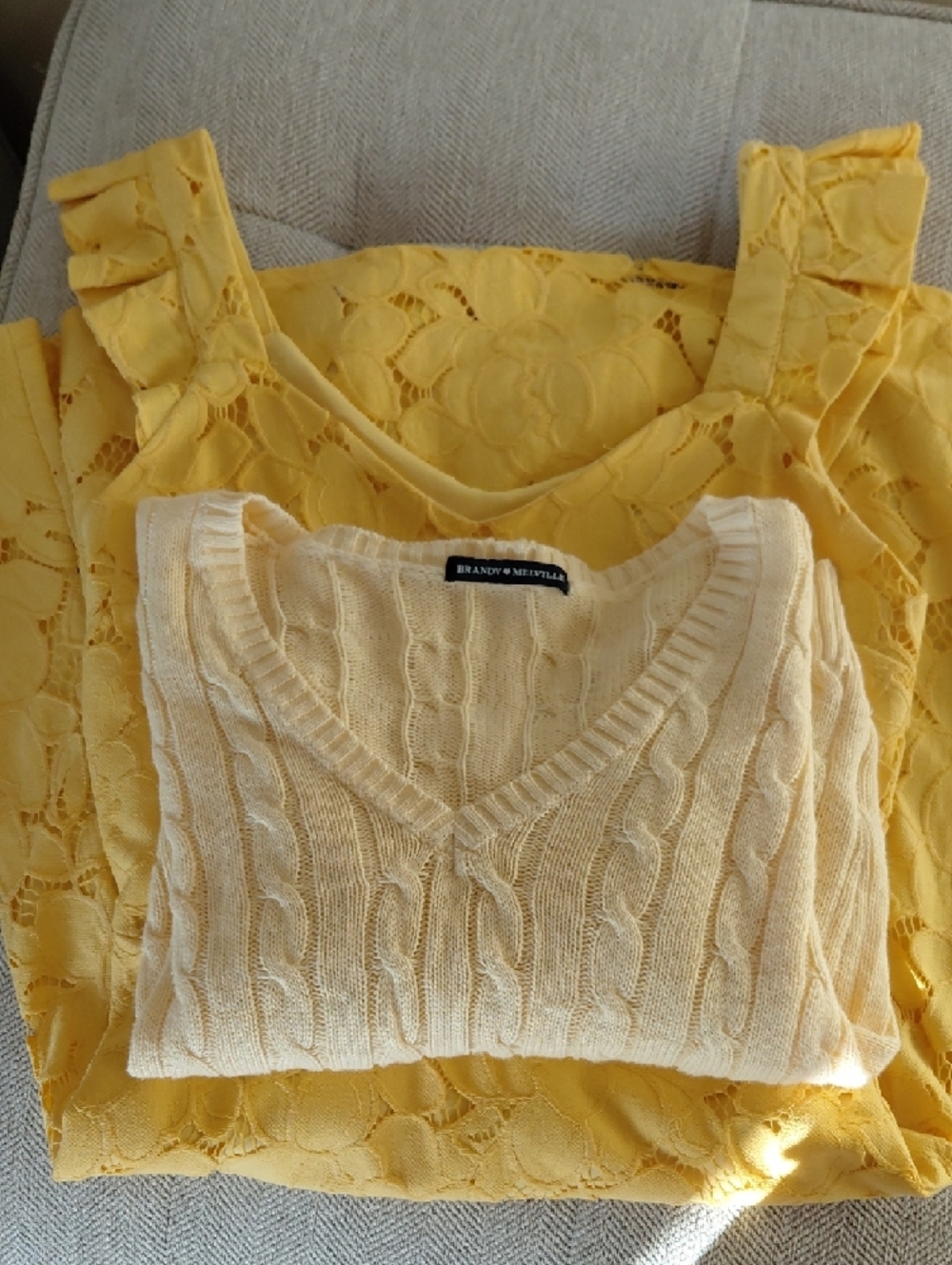 🔴 2 for $20 - 3 for $25 - Brandy Melville Pale Cream Cable V-Neck Sweater - Picture 6 of 6